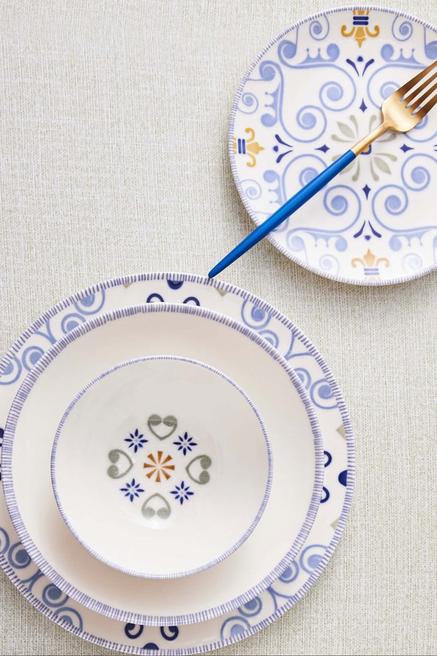 Karaca Akdeniz 6-Piece Dinnerware | Authentic TurkishElevate your dining with Karaca Akdeniz, a 6-person porcelain dinner set. Embrace Mediterranean elegance, crafted in Turkiye for timeless meals.