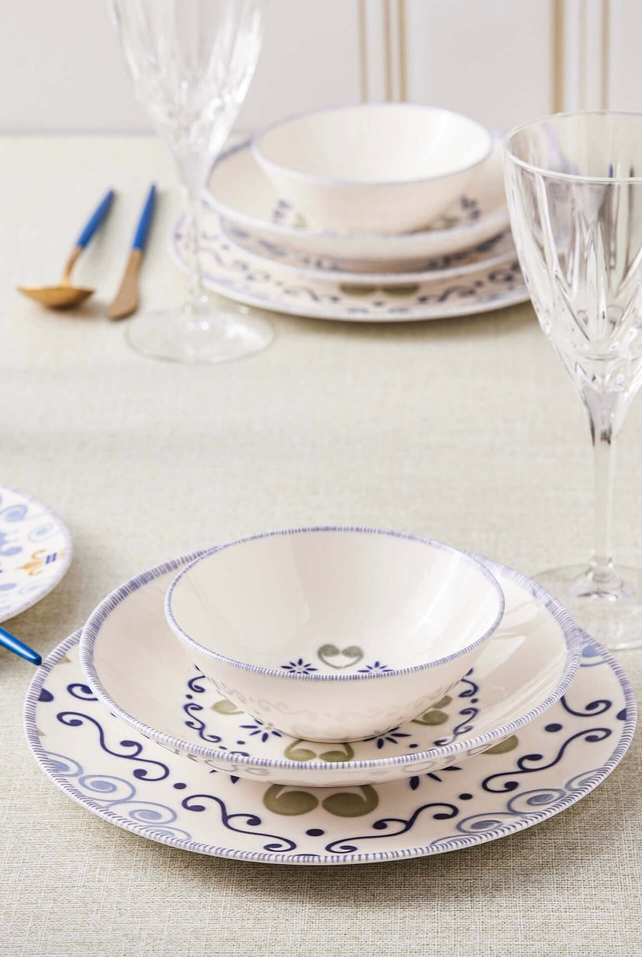 Karaca Akdeniz 6-Piece Dinnerware | Authentic TurkishElevate your dining with Karaca Akdeniz, a 6-person porcelain dinner set. Embrace Mediterranean elegance, crafted in Turkiye for timeless meals.