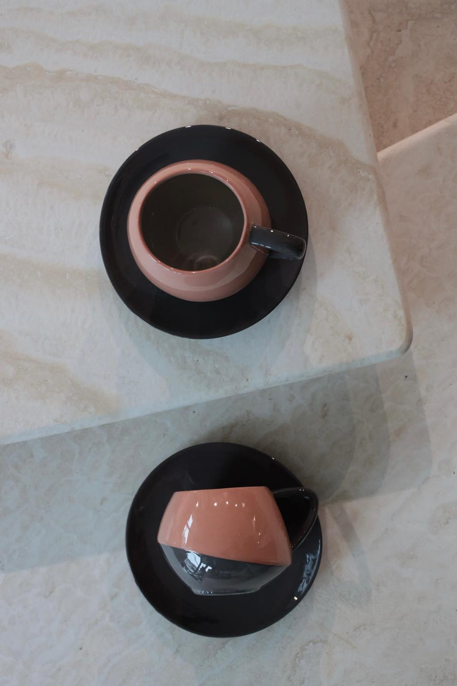 Kütahya Porcelain Aura Collection Tea/Coffee Set for two Black-Red-Beige.
